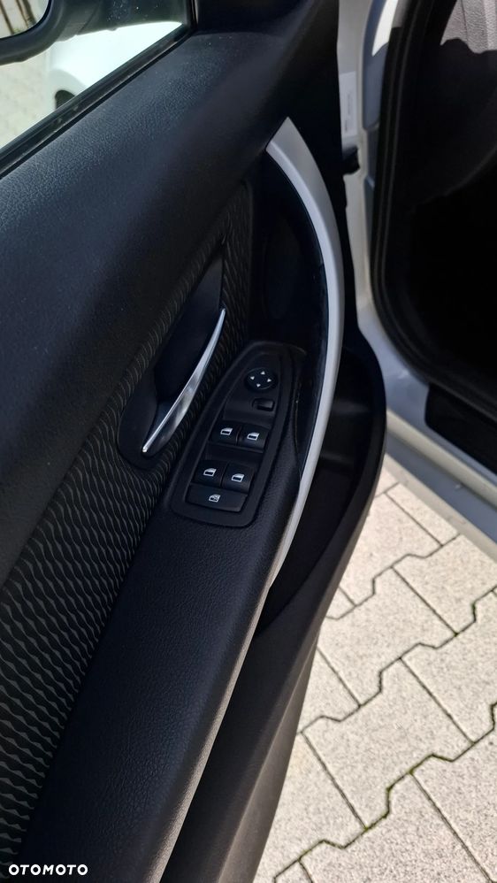 BMW Seria 3 318d Touring - 16