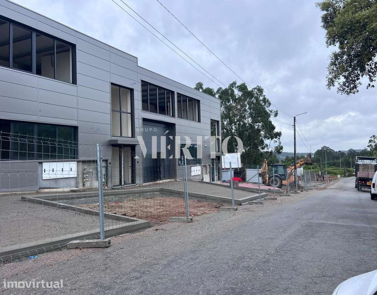 Pavilhão Industrial inserido em terreno com 1.450m2, em Vilarinho das - Grande imagem: 2/11