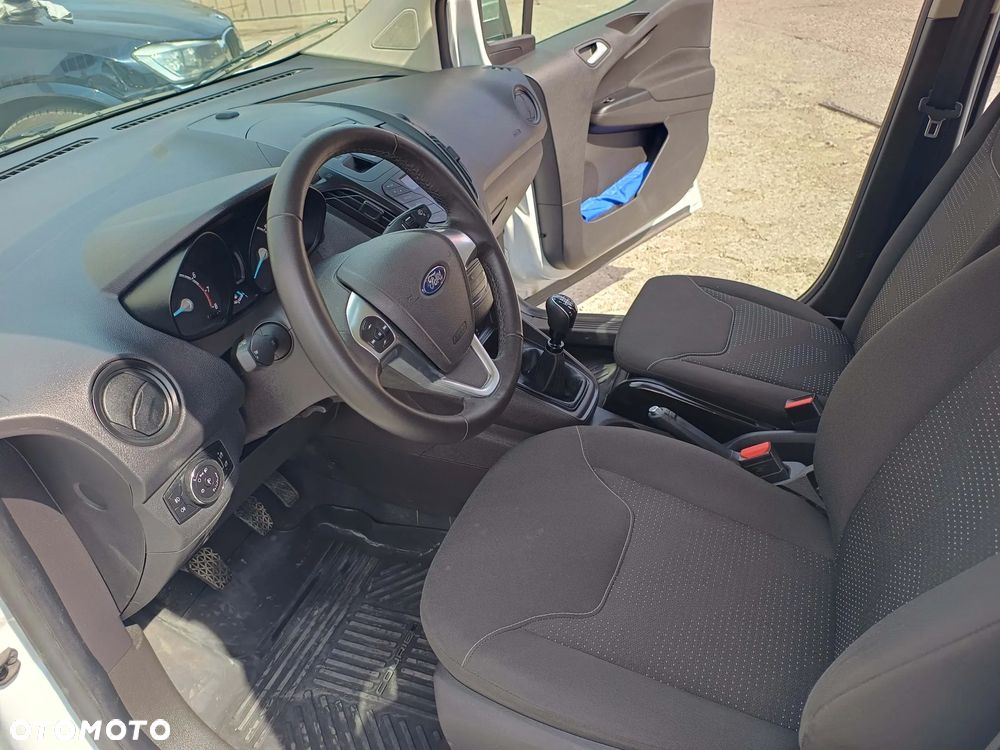 Ford Transit Courier - 12