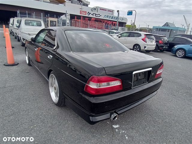 Nissan Laurel - 4