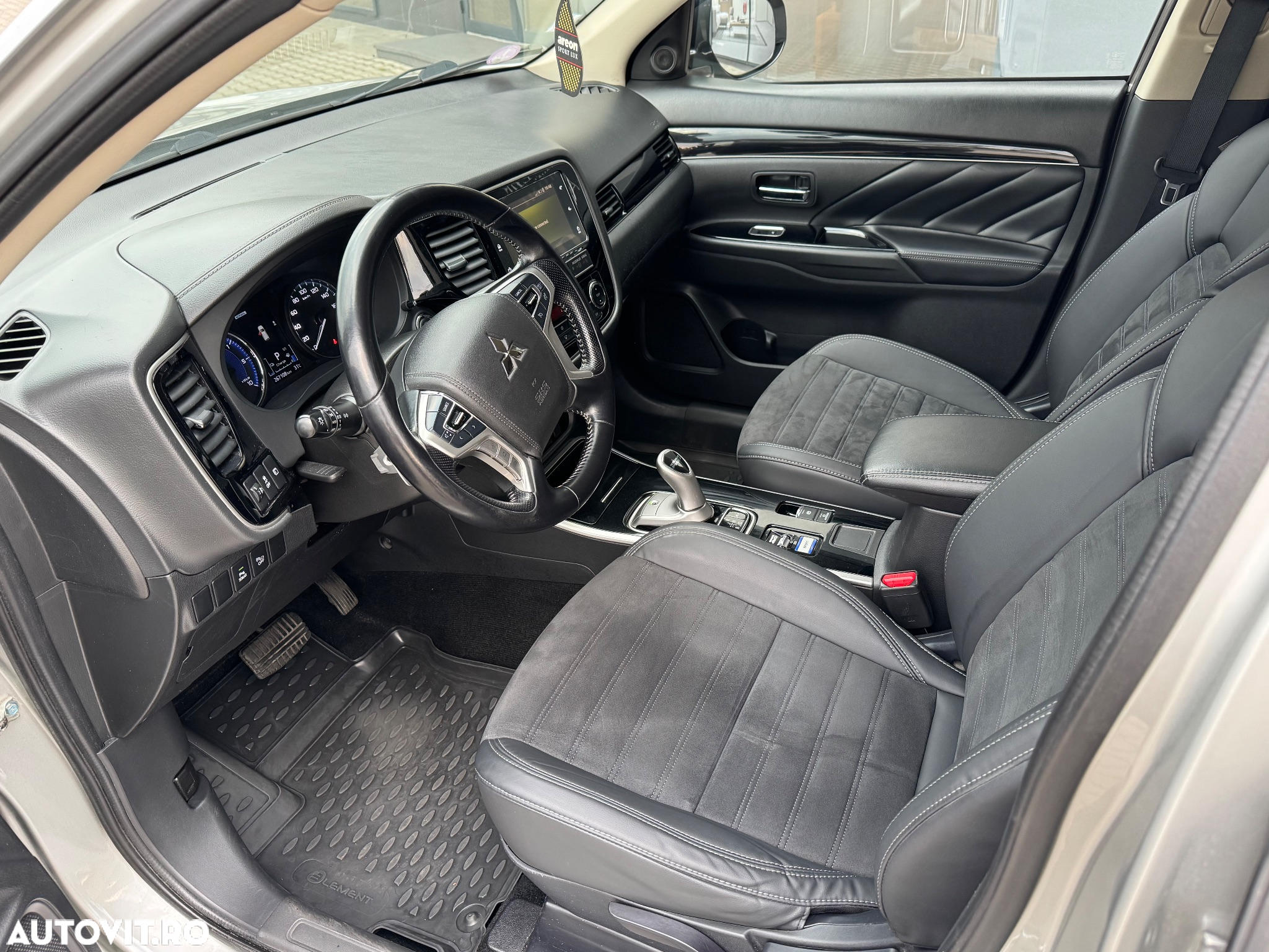 Mitsubishi Outlander 2.4 4WD Plug-In Hybrid Plus - 14