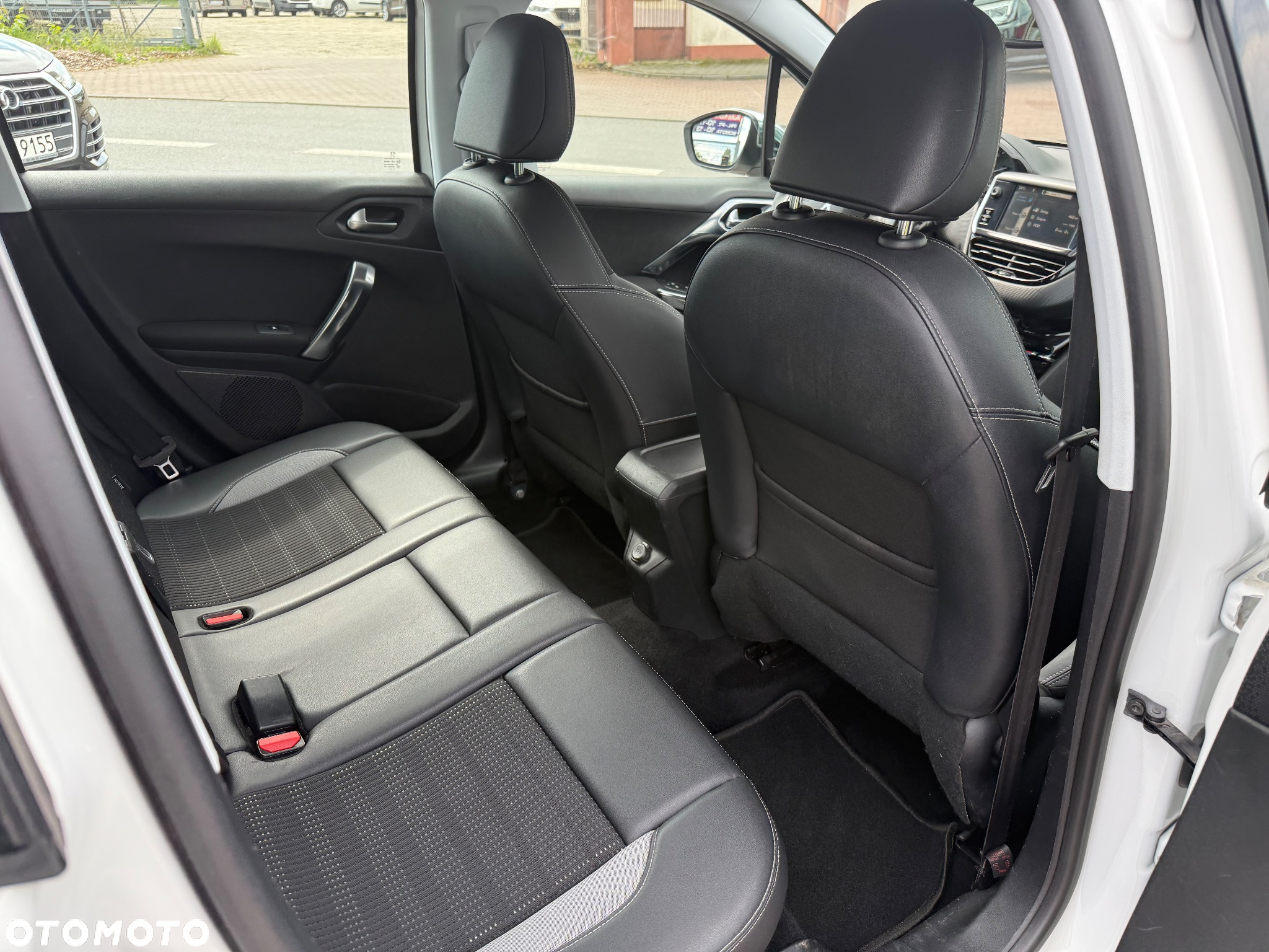 Peugeot 2008 1.6 e-HDi Allure S&S - 10