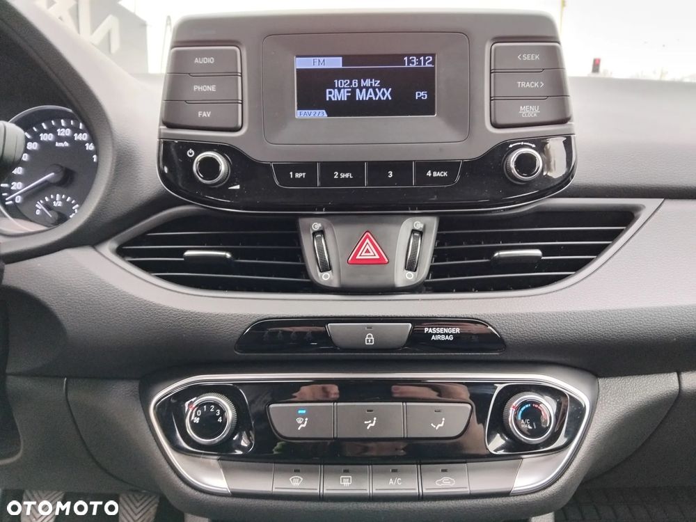 Hyundai i30 1.5 DPI Classic + - 13