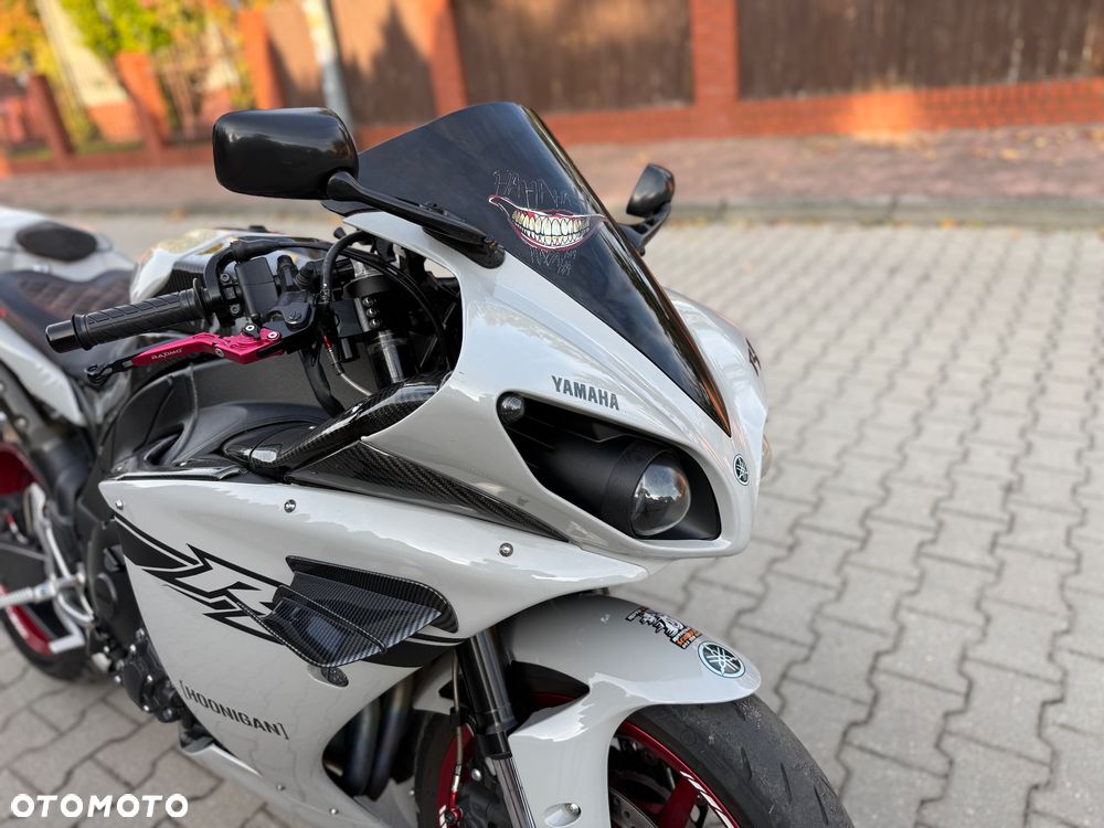 Yamaha R1 - 4