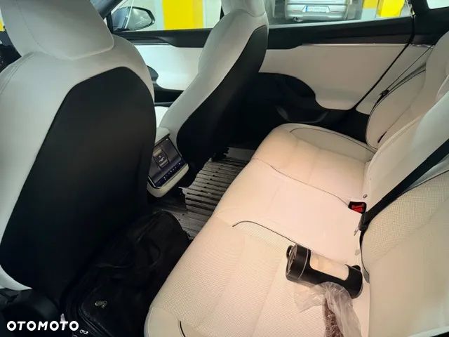 Tesla Model S - 12