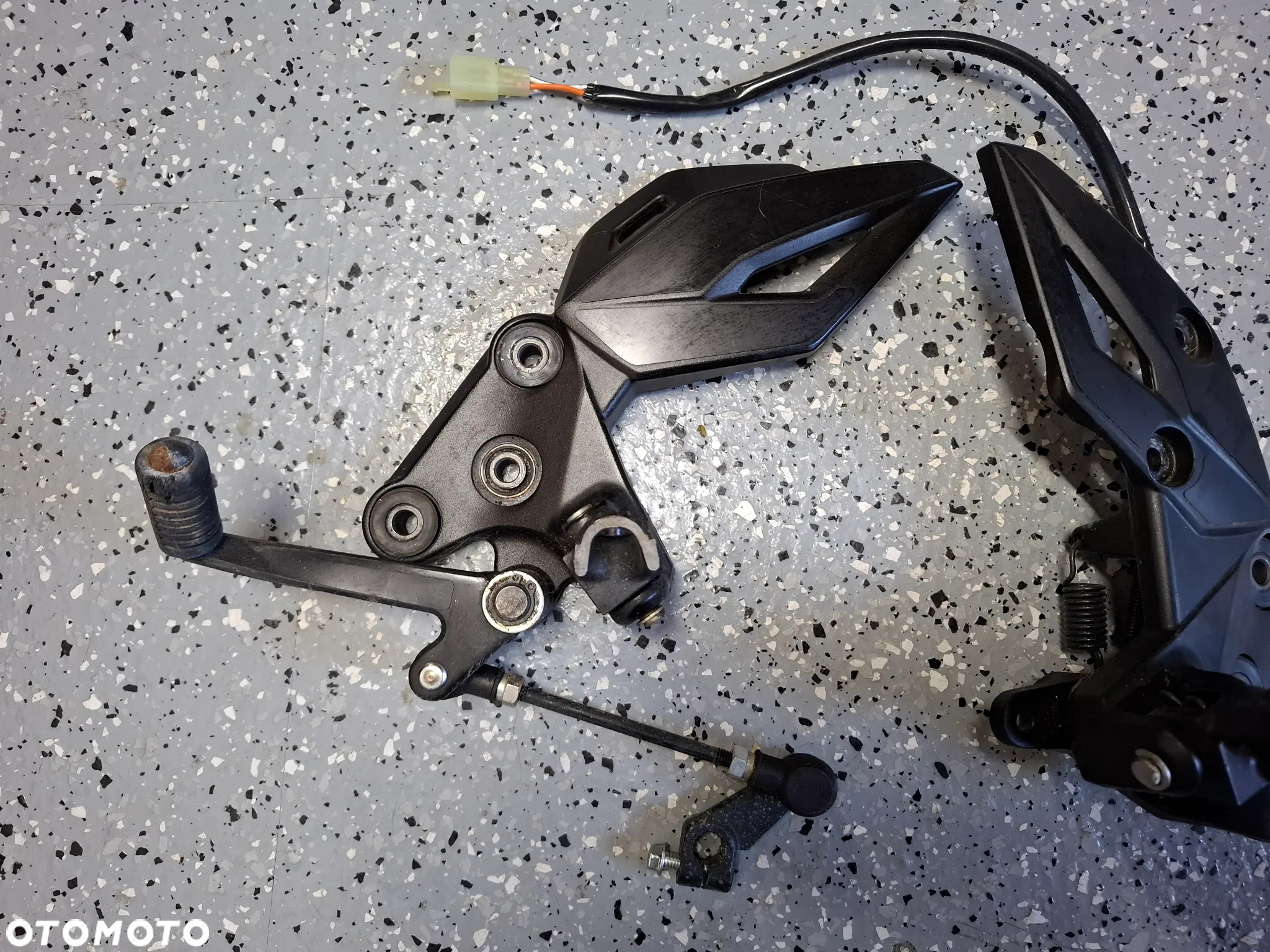 Suzuki GSXS 750 set podnóżek pasażera kierowcy - 2