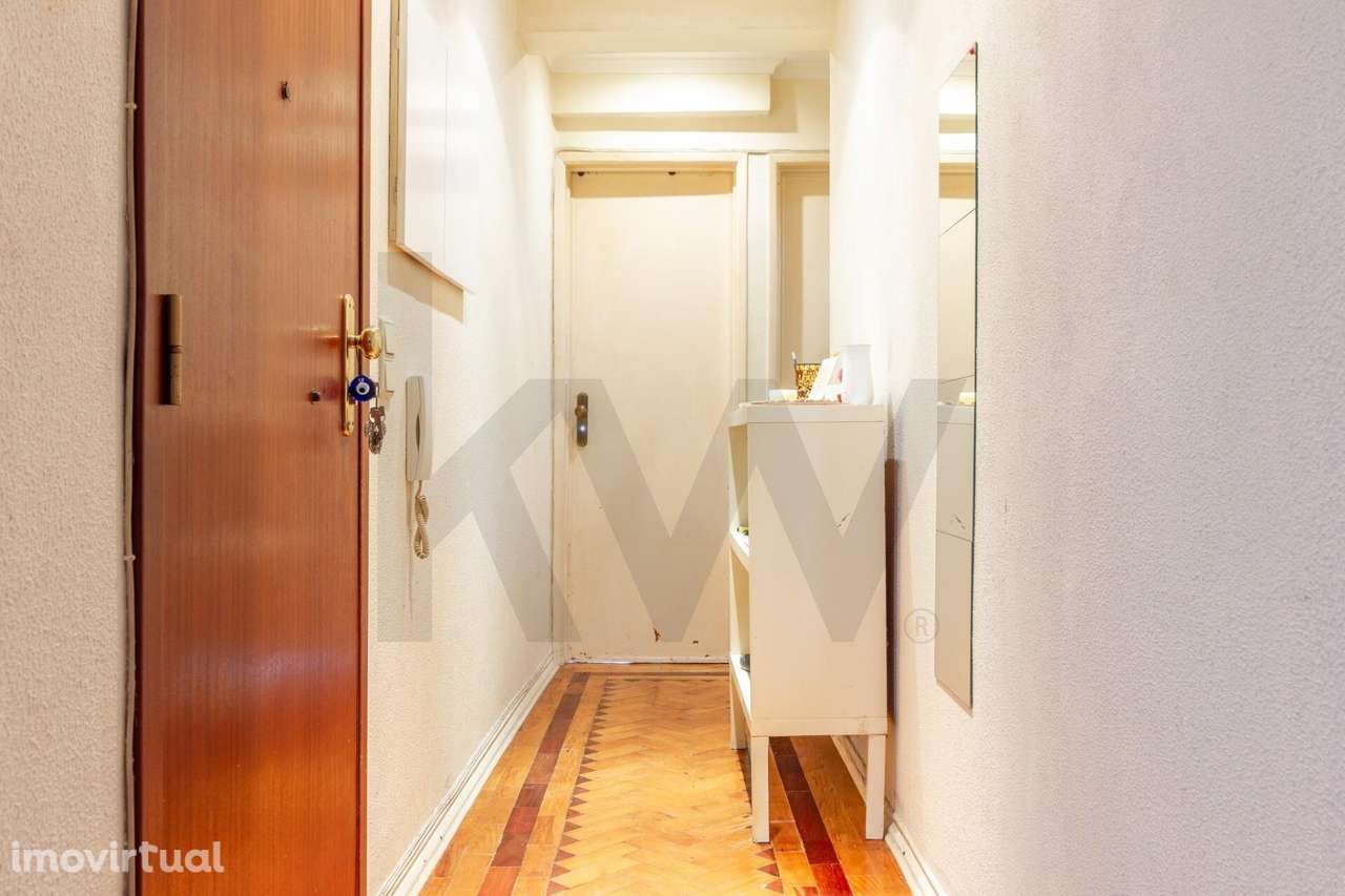 T1 com Terraço  e Sótão | Centro de Almada – Luz Natural e Potencial Ú - Grande imagem: 4/24