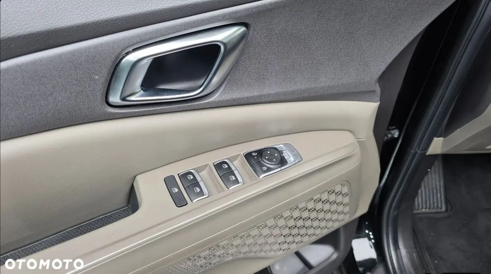Kia Carnival - 11