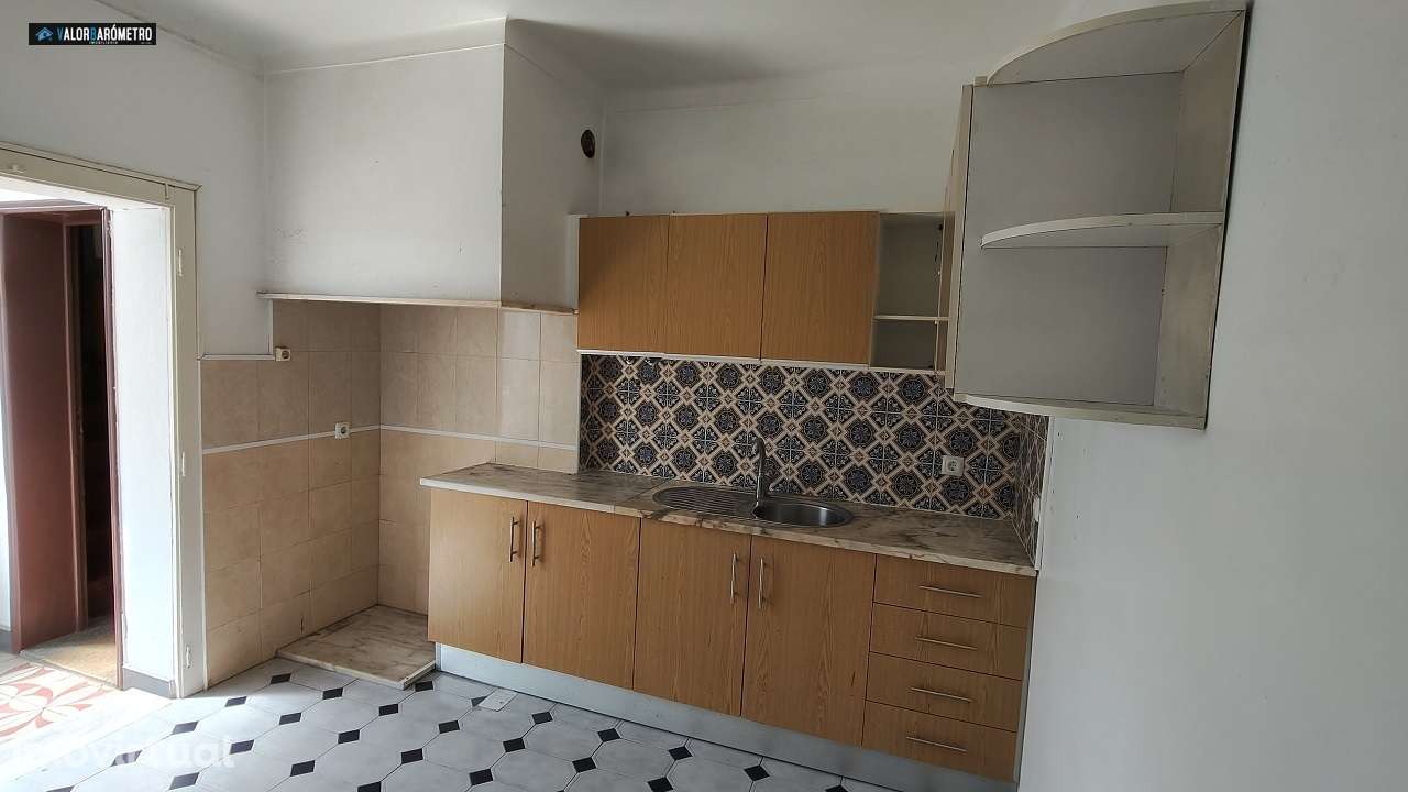 Prédio T5 com logradouro e arrumos - Grande imagem: 3/22