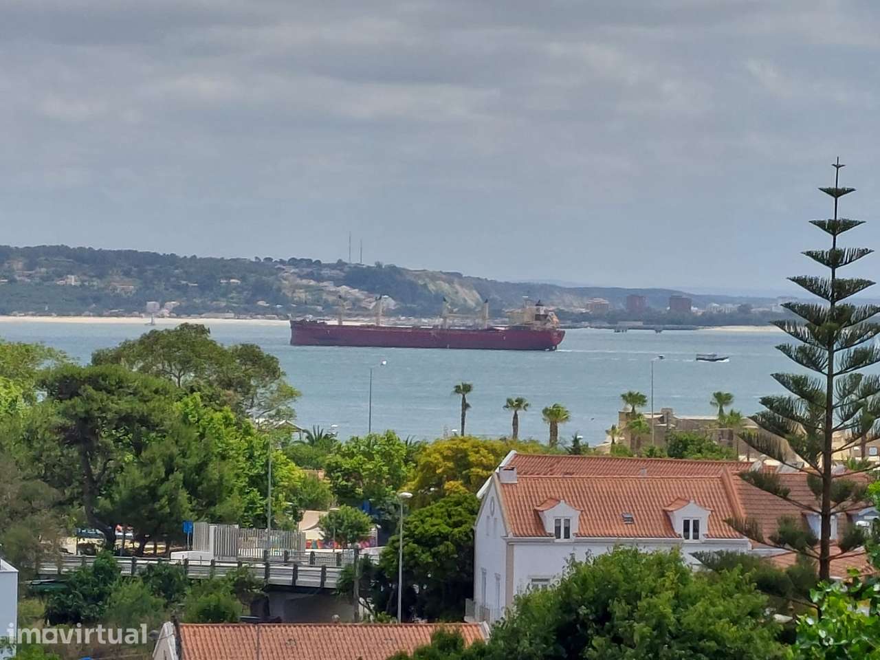Moradia com Vista de Mar em Localização Privilegiada em Caxias - Grande imagem: 2/30