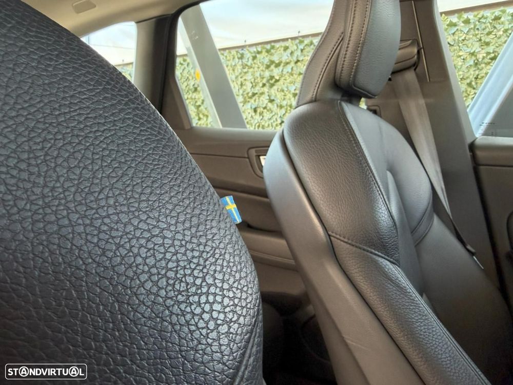 Volvo XC 60 2.0 T6 PHEV R-Design AWD - 30