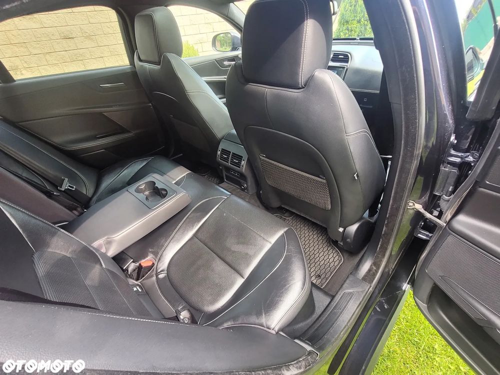 Jaguar XE 2.0 T R-Sport - 24