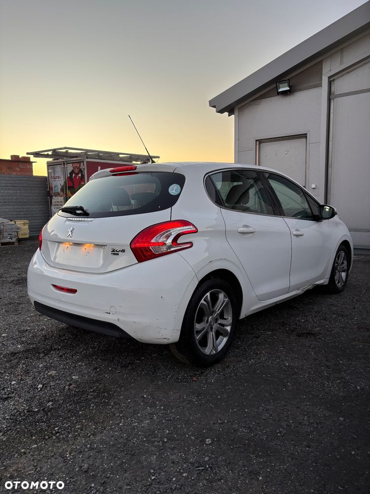 Peugeot 208 - 8