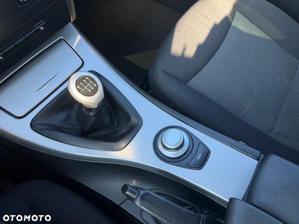 BMW Seria 3 320i - 32