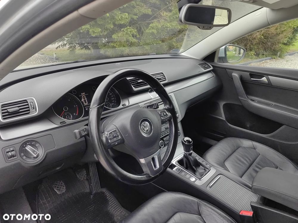 Volkswagen Passat 2.0 TDI Highline R-Style - 11