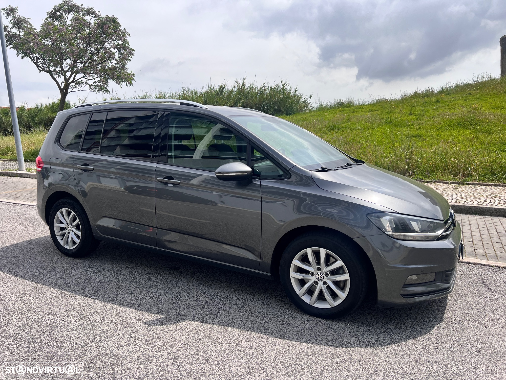 VW Touran 1.6 TDI Highline DSG - 4
