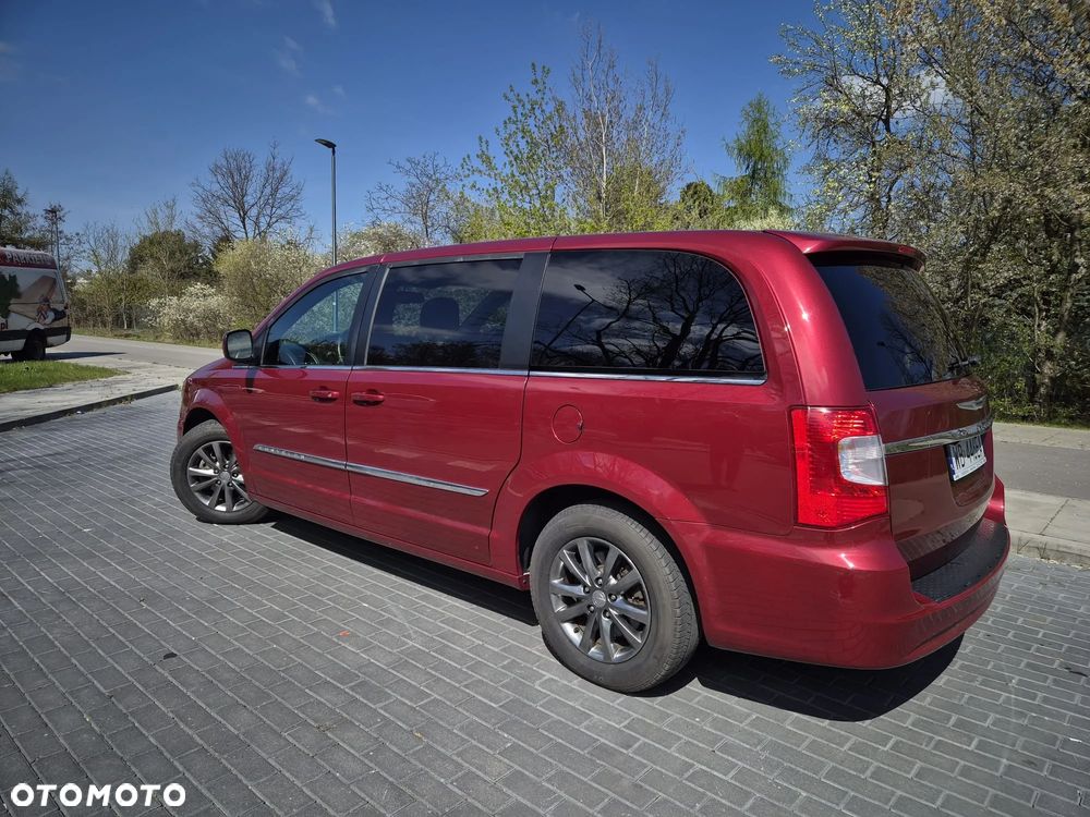 Chrysler Town & Country - 7