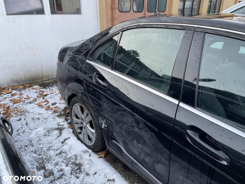 Mercedes-Benz Klasa C 180 CGI BlueEFFICIENCY Avantgarde - 3