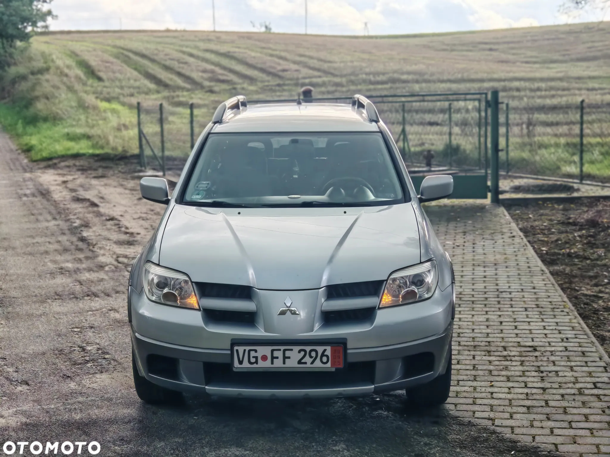 Mitsubishi Outlander - 2
