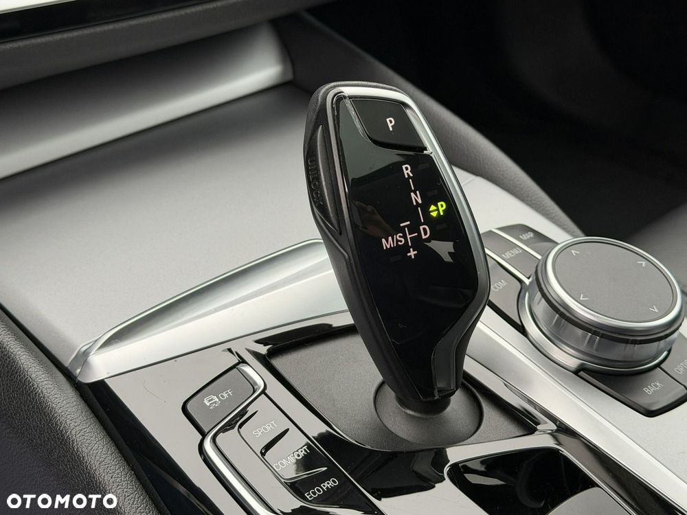 BMW Seria 5 518d - 29