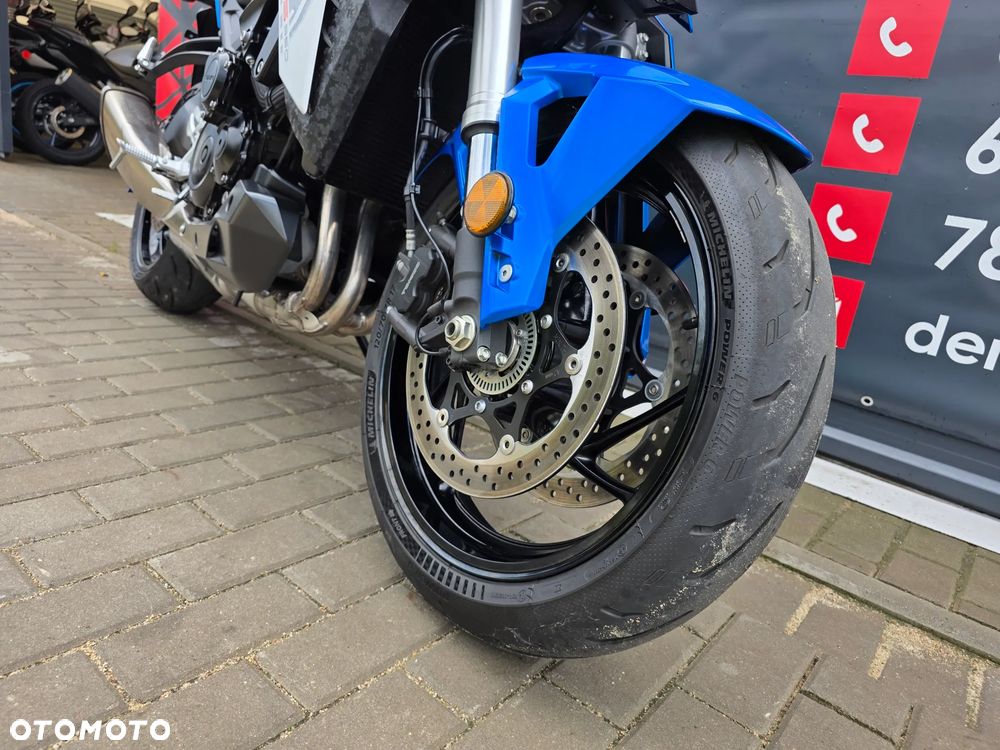 Suzuki GSX - 27