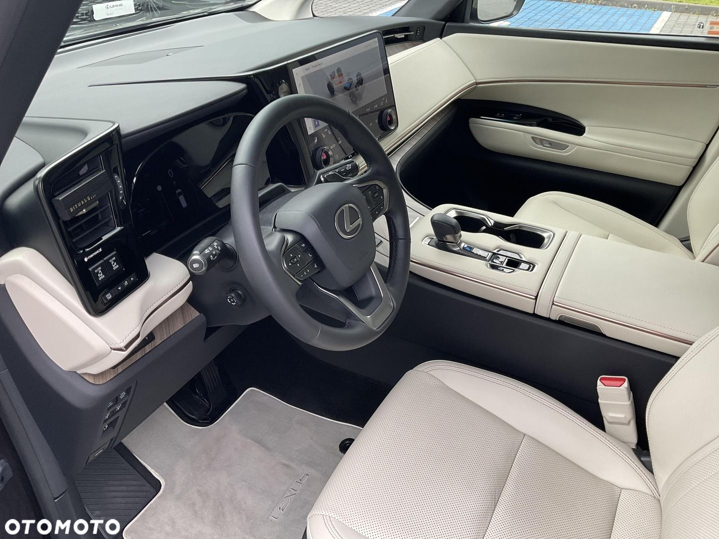 Lexus LM - 13