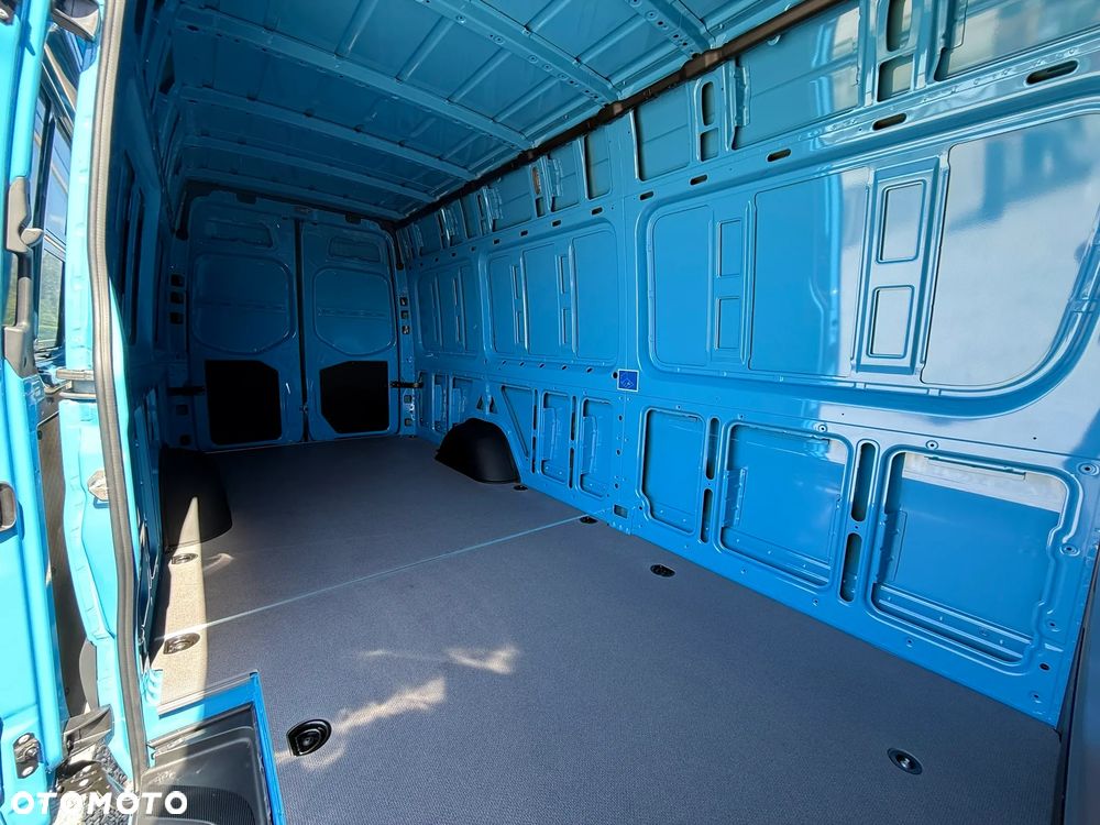 Mercedes-Benz Sprinter - 12