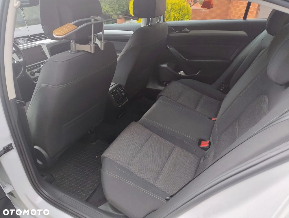 Volkswagen Passat 2.0 TDI SCR Comfortline - 14