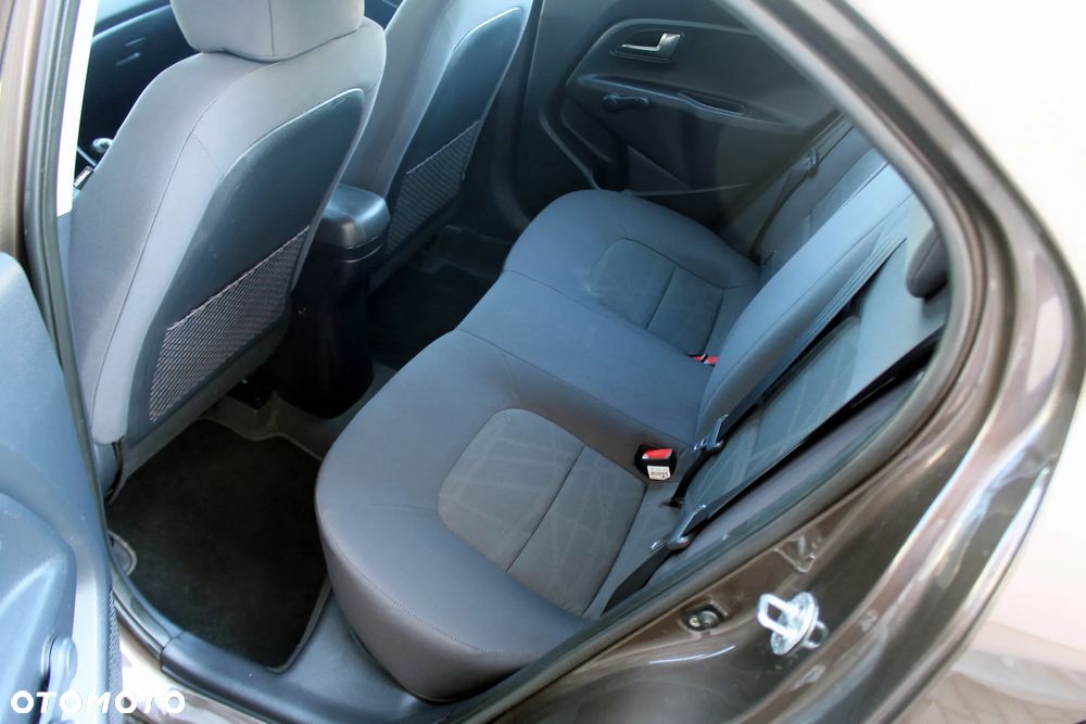 Kia Rio - 12