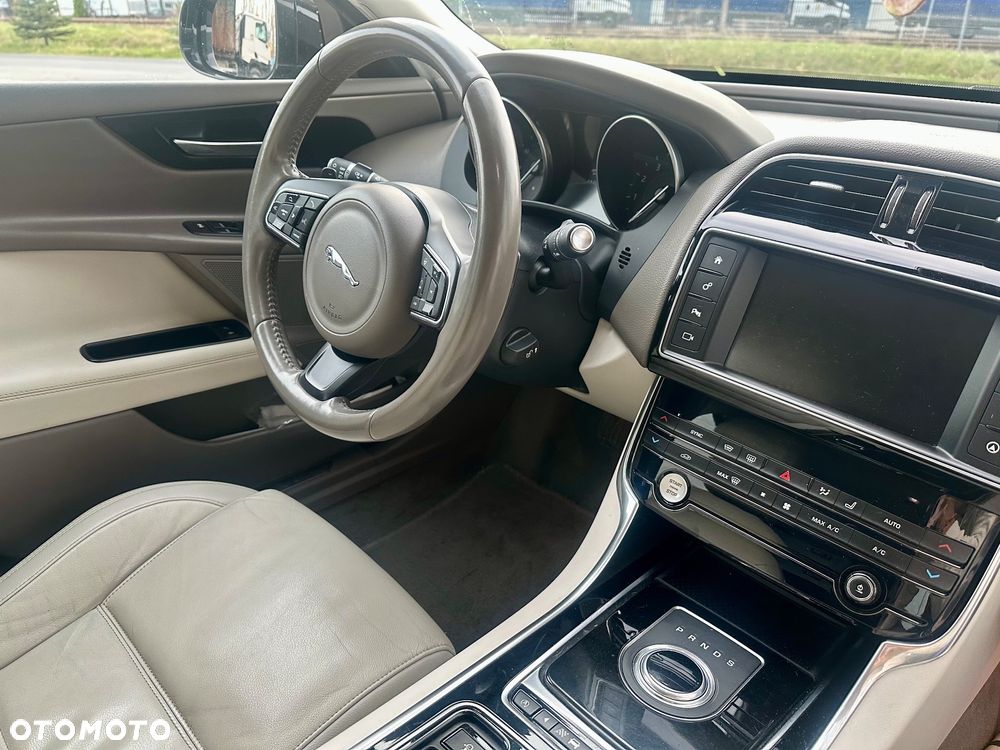 Jaguar XE 2.0 T Prestige - 9