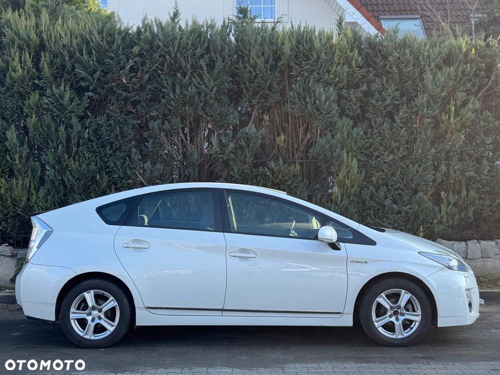 Toyota Prius (Hybrid) - 2