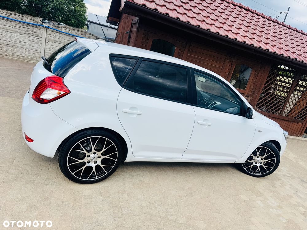 Kia Ceed 1.4 CVVT Dream-Team Edition - 27