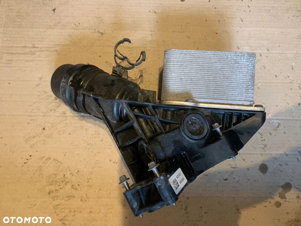 CHŁODNICZKA OBUDOWA FILTRA OLEJU BMW G20 G21 G22 G23 G26 G30 G31 G01 G02 - 1