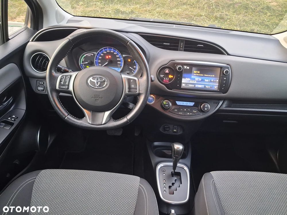 Toyota Yaris Hybrid 100 Dynamic - 19