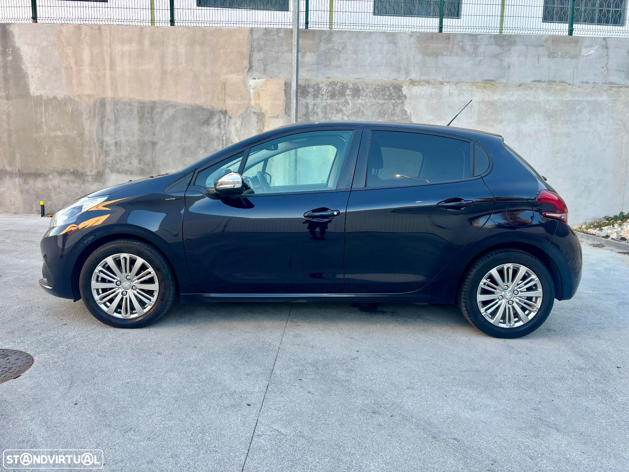 Peugeot 208 1.2 PureTech Signature - 17