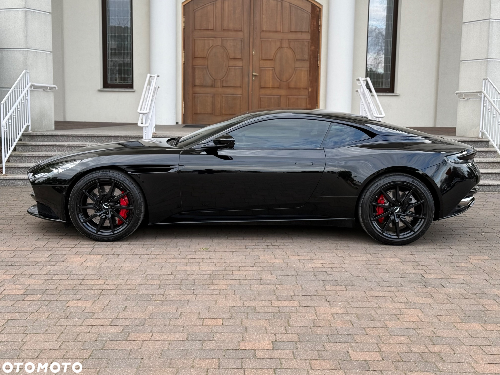 Aston Martin DB11 V12 Coupe - 5