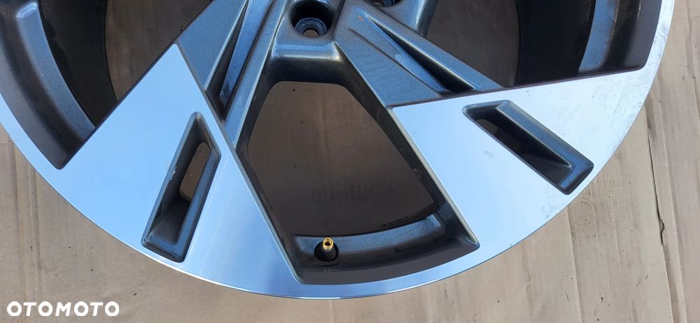 FELGA 9X20 ET38 AUDI E TRON 4KE601025T - 2