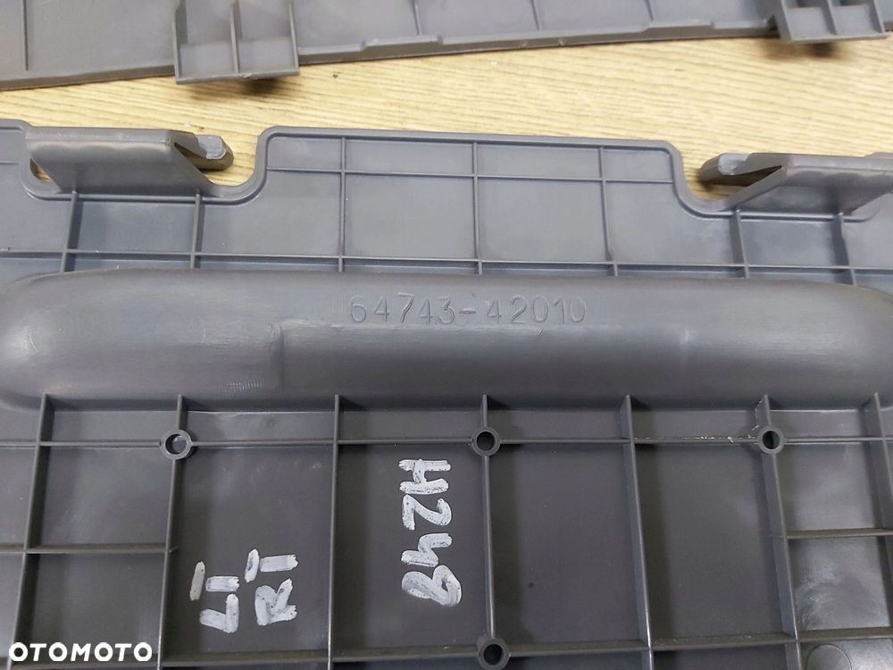 Toyota Rav4 II XA20 boczek bagażnika tył zaślepka 01-03r 64743-42010 - 2