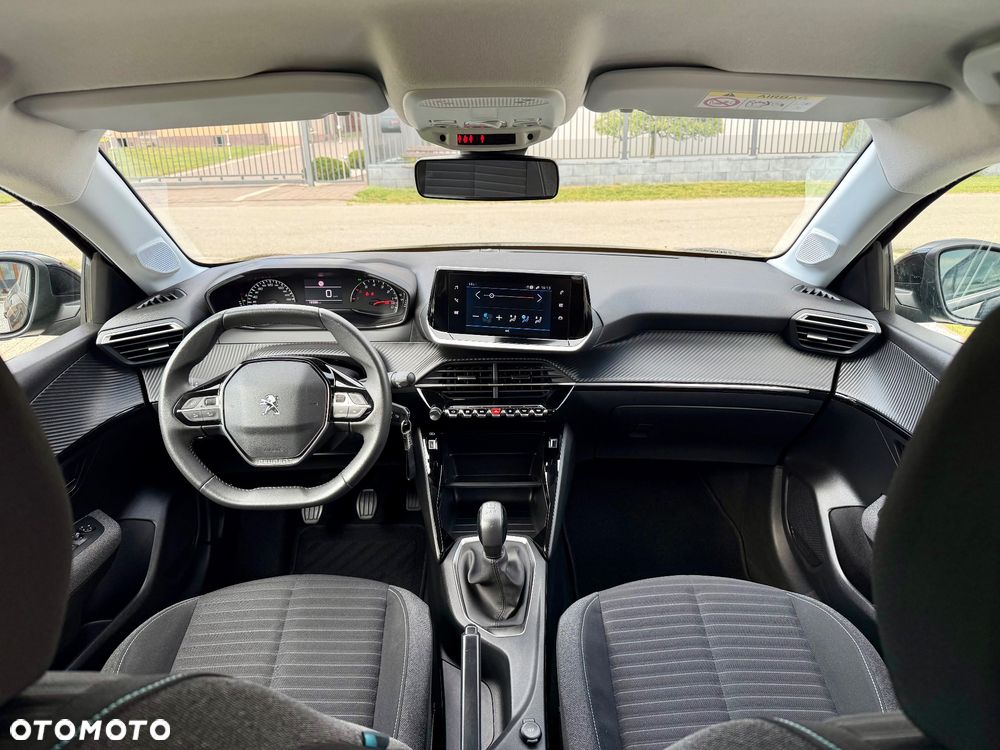 Peugeot 208 - 8