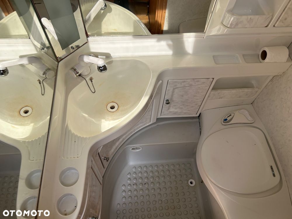 Hobby 495 zadbana z przedsionkiem i napędem - 25