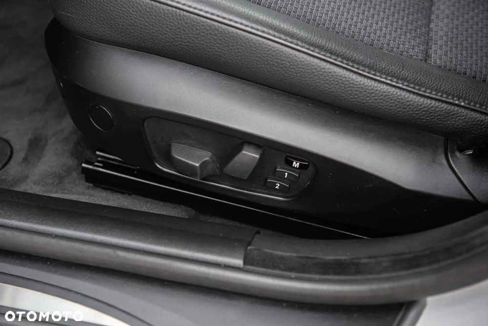 BMW Seria 3 325i xDrive Touring - 18