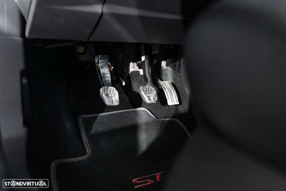 Ford Focus 2.0 EcoBoost ST c/ Pack Pele Desportiva - 30