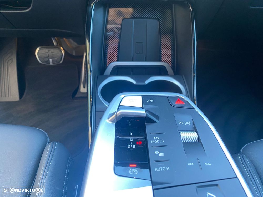BMW iX1 eDrive20 Pack Desportivo M - 8