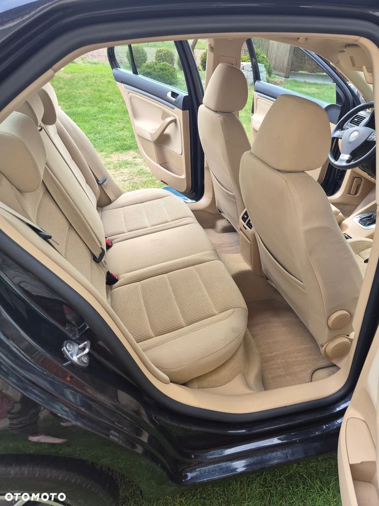 Volkswagen Jetta 2.0 TDI Comfortline DSG - 8