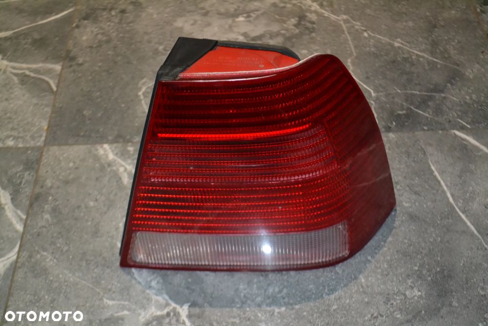 VW BORA SEDAN LAMPA TYŁ TYLNA PRAWA KOMPLETNA Z WKŁADEM 1J5945096 - 1