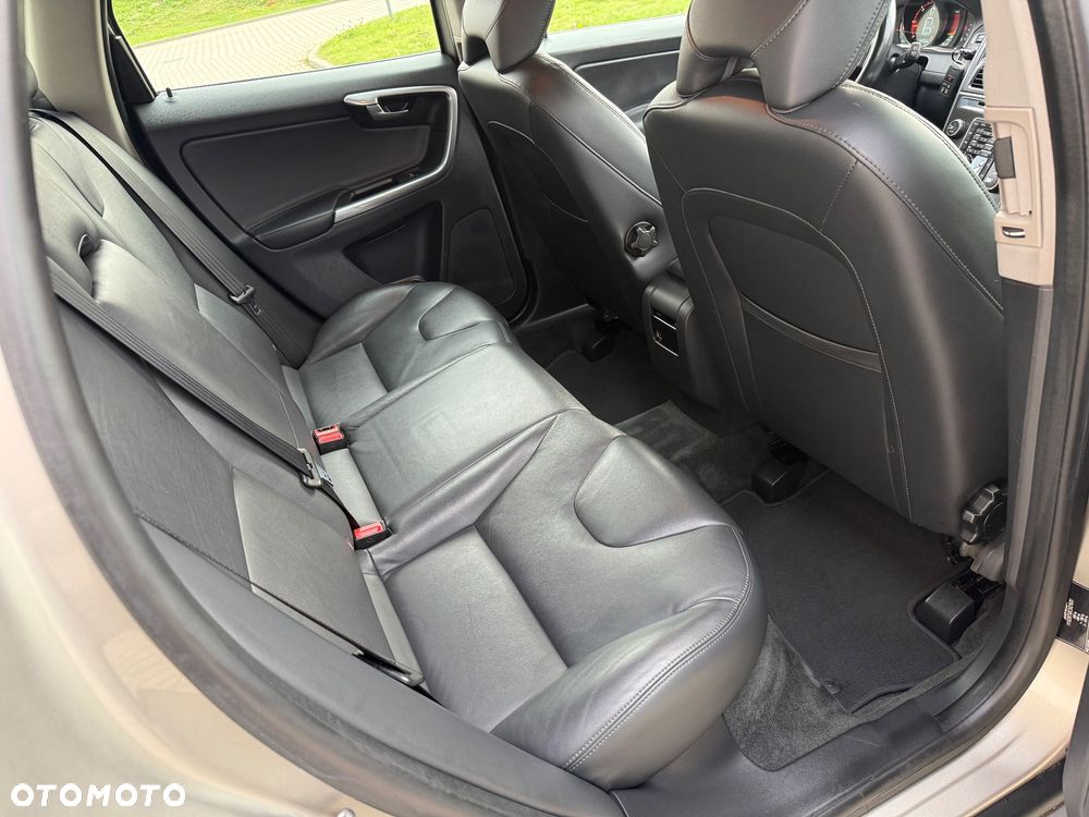 Volvo XC 60 D4 AWD Geartronic Momentum - 11