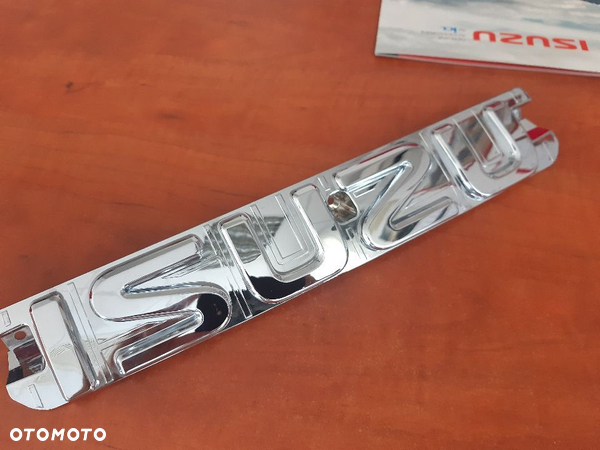 ISUZU D-max LOGO ZNACZEK Emblemat w atrapę