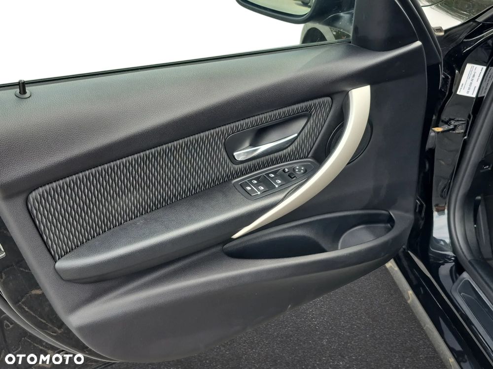 BMW Seria 3 318i Luxury Line - 16