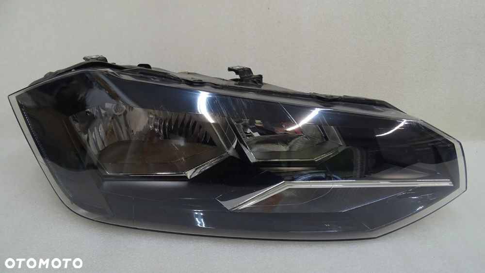 VW POLO 2G1 - lampa przednia prawa