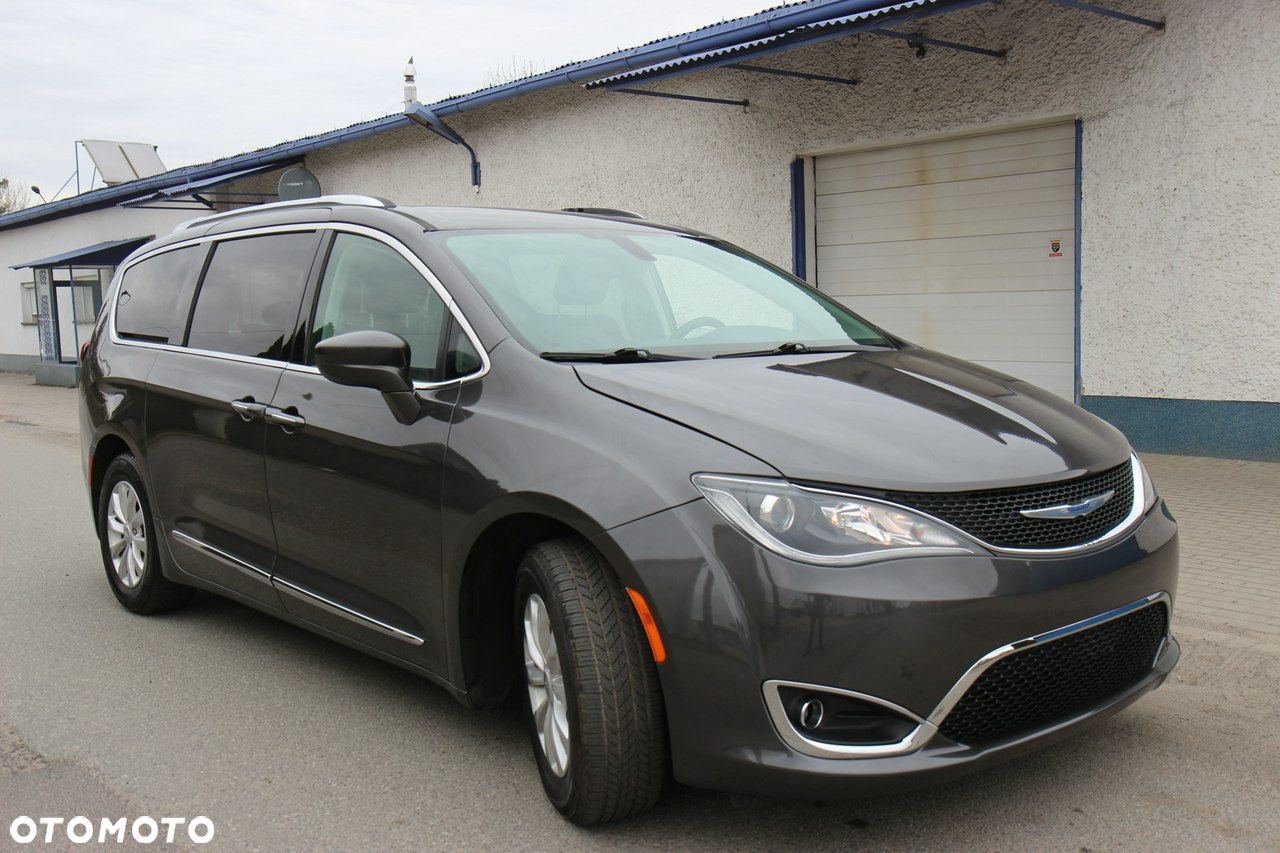 Chrysler Pacifica - 11